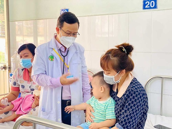 Vaccination most effective measure to prevent Covid-19 epidemic, flu: Doctor ảnh 1