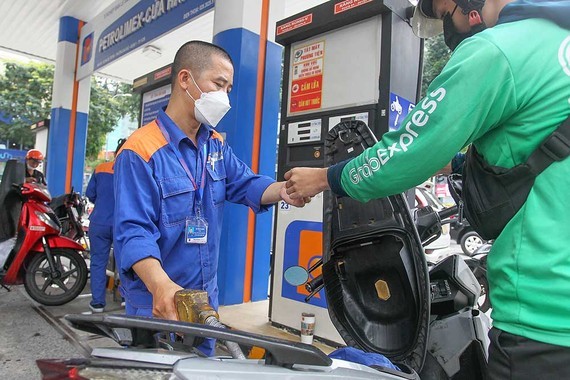 Consumers moan Petrolimex exclusively to sell RON 95-V with price difference ảnh 1