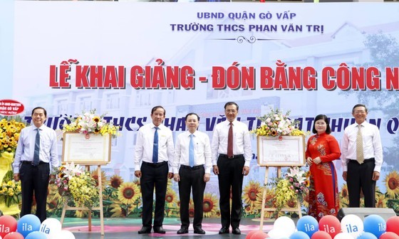 HCMC leaders attend new school year opening ceremony ảnh 11