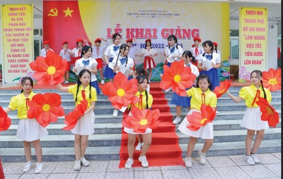 HCMC leaders attend new school year opening ceremony ảnh 5