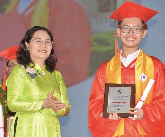 HCMC leaders attend new school year opening ceremony ảnh 6