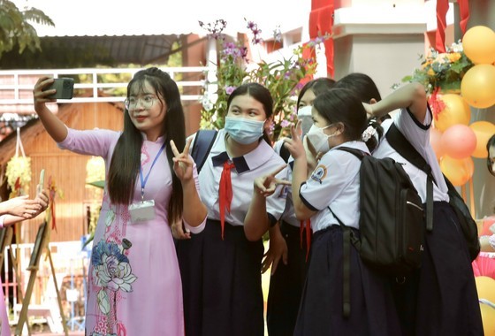 HCMC leaders attend new school year opening ceremony ảnh 7