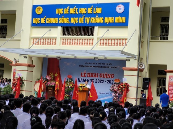HCMC leaders attend new school year opening ceremony ảnh 8