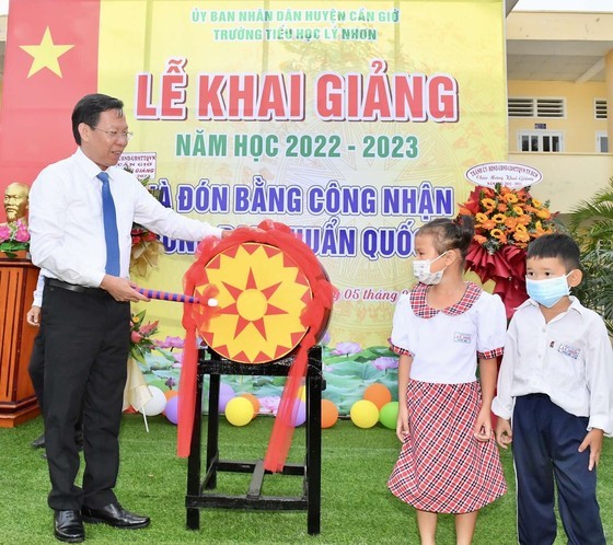 HCMC leaders attend new school year opening ceremony ảnh 3