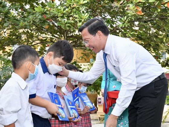HCMC leaders attend new school year opening ceremony ảnh 4