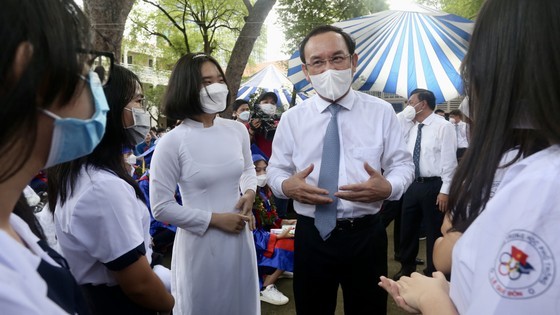 HCMC leaders attend new school year opening ceremony ảnh 1