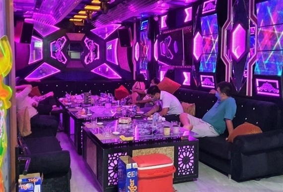 All karaoke parlors must have escape route: PM ảnh 1