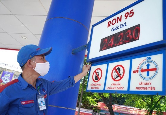 Prices of gas and oil fall by more than VND1,000 this afternoon ảnh 1