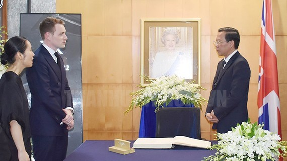 HCMC Chairman writes book of condolence for Queen Elizabeth II ảnh 1