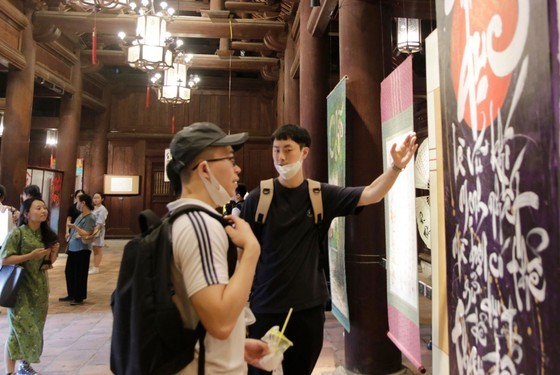 Graffiti drawn in national monument of Van Mieu - Quoc Tu Giam ảnh 1