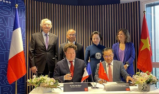 Vietnam, France agree to beef up cooperation in training civil servants ảnh 1