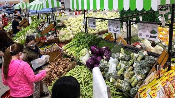 Prices of goods maintain despite petrol price cuts ảnh 1