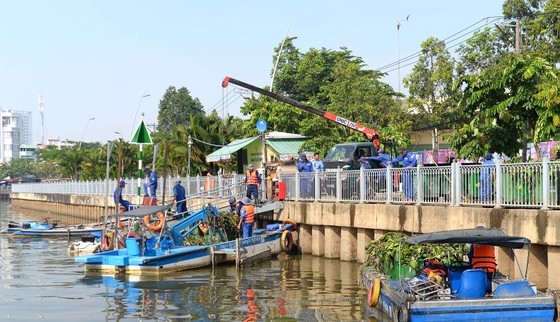  Indiscriminate dumping makes sanitation workers harder ảnh 2