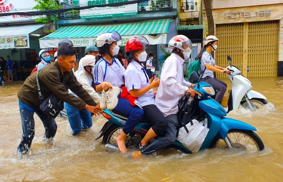 Classes suspended due to heavy rain, partial flooding ảnh 1