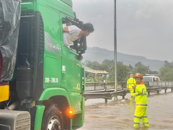 Classes suspended due to heavy rain, partial flooding ảnh 6