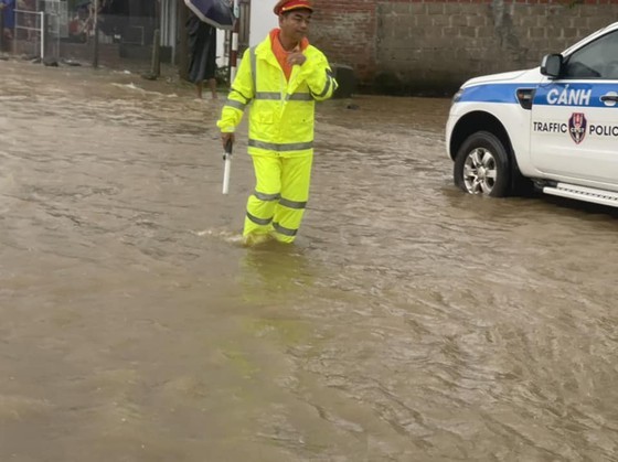 Classes suspended due to heavy rain, partial flooding ảnh 4