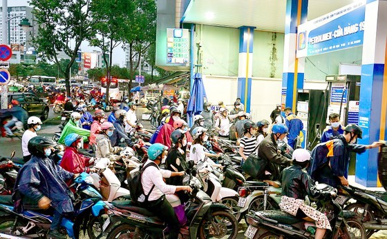 Long lines of motorbikes still seen at many petrol stations in HCMC  ảnh 1