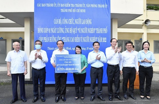 Donation of a day's salary valuable for poor residents: HCMC Party Secretary ảnh 1