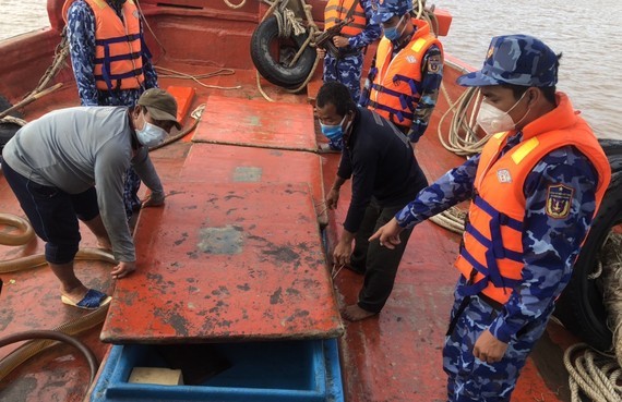Coast guards detect 40,000 liter DO oil without legal document ảnh 1