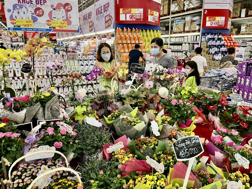 Sales of flowers forecast to increase on Vietnamese Women’s Day ảnh 1
