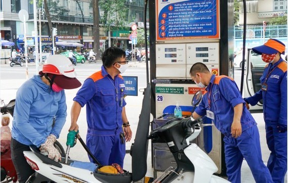 Petrol prices surge in latest adjustment ảnh 1