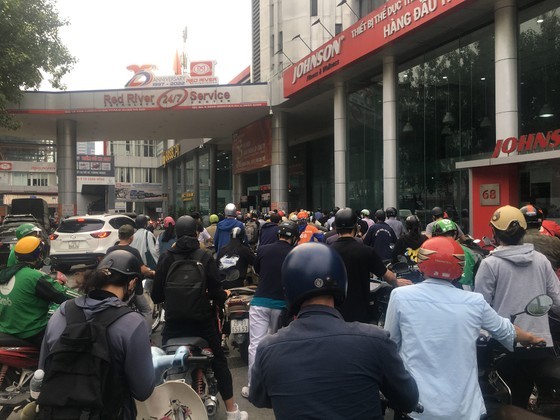 Drivers still stand in queue at gas stations despite increased fuel prices ảnh 1