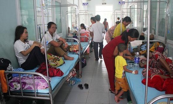 Hospitals overloaded with surge in dengue fever patients ảnh 1
