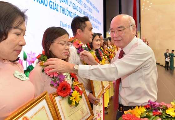 HCMC holds celebration to honor oustanding winners of Vo Truong Toan award ảnh 4