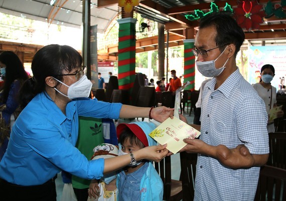 Struggling firms try to offer year-end bonuses to retain employees  ảnh 1