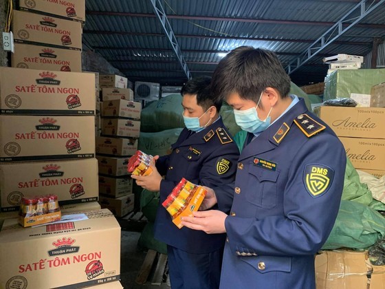Deputy PM urged to fight counterfeit goods, trade fraud on Lunar New Year ảnh 1