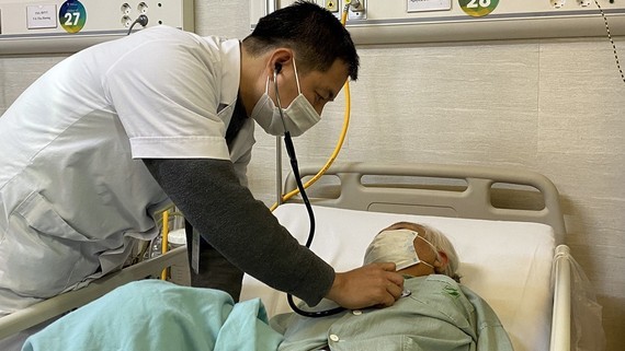 Northern elderly persons  driven to hospitals due to cold weather ảnh 1