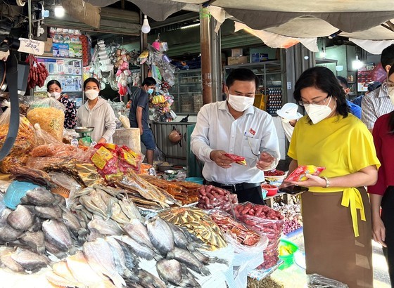 Binh Chanh prepares 26,000 gifts for social policy beneficiaries on Tet holiday ảnh 3