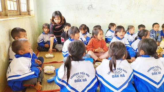 Teachers provide free lunch for students to fight dropouts ảnh 1