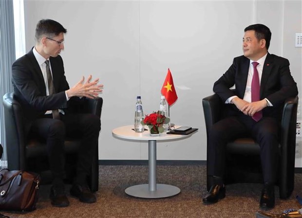 Vietnam eyes to develop “made-by-Vietnam” sporting goods for export: Minister ảnh 1