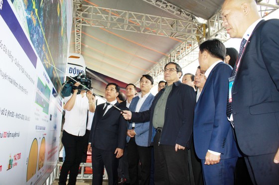Prime Minister Pham Minh Chinh inspects the groundbreaking ceremony at the main bridge in Quang Ngai. (Photo: SGGP)