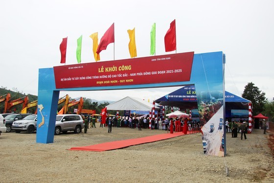The groundbreaking ceremony at Binh Dinh Province attracts hundreds of delegates and local people. Photo: SGGP
