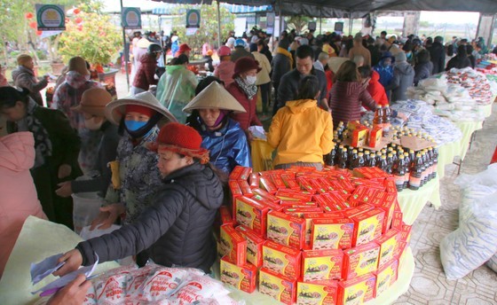 People are very happy to select essential items for Tet holiday (Photo: SGGP)