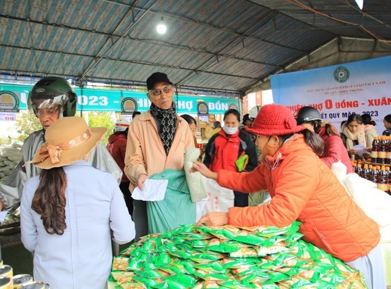 Most of the inhabitants who come to the zero-dong market are old and in poor health. Therefore, young people voluntarily offer assistance to carry goods for elderly people (Photo: SGGP)