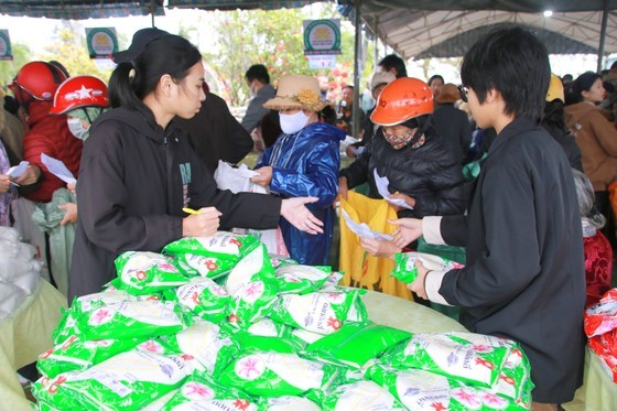 People are very happy to select essential items for Tet holiday (Photo: SGGP)