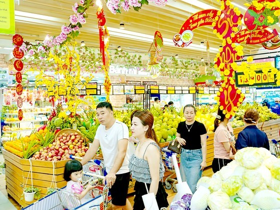 People enjoy doing shopping (Photo: SGGP)