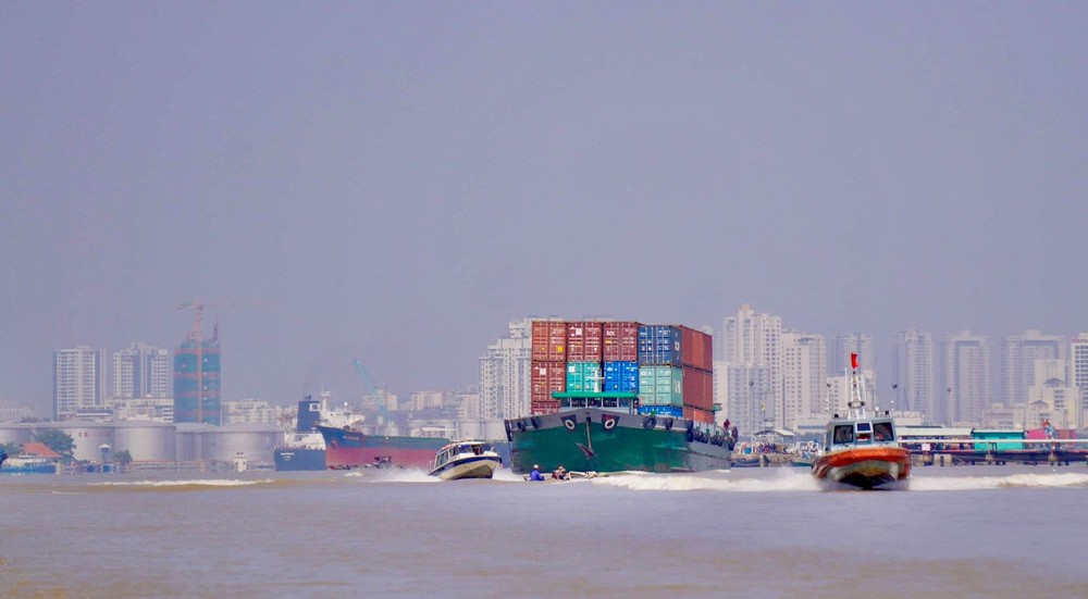 Low inland waterway freight transport due to infrastructure bottleneck