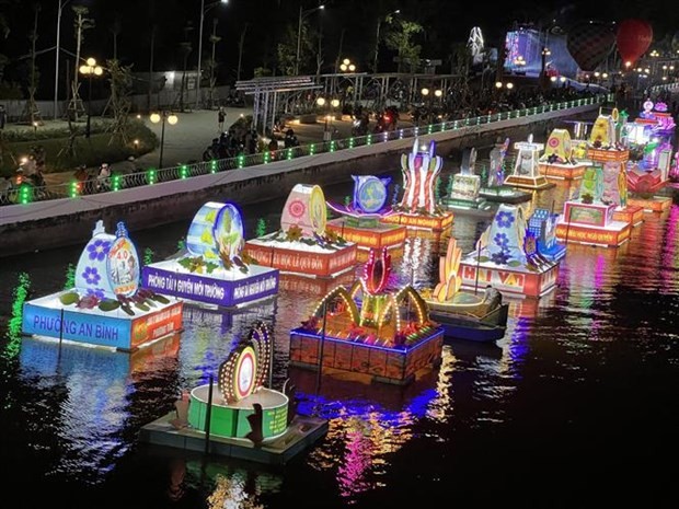 Lantern festival lights up Ninh Kieu night (Photo: VNA) Lantern festival lights up Ninh Kieu night (Photo: VNA)