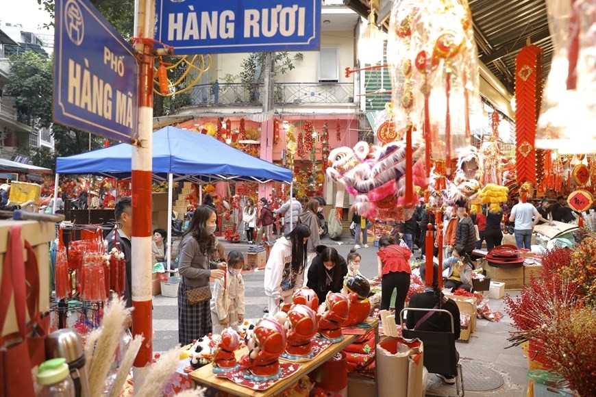 Hanoi’s Old Quarter bustles with a festive ambience as Tet approaches, with streets glittering in red and gold decorations. (Photo: VNA)