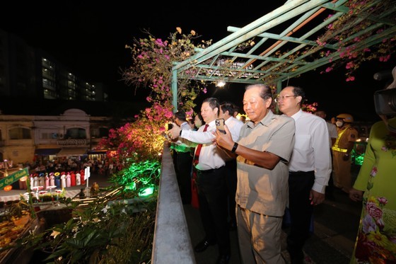 Former Standing Deputy Prime Minister Truong Hoa Binh and leaders of HCMC at the spring flower market