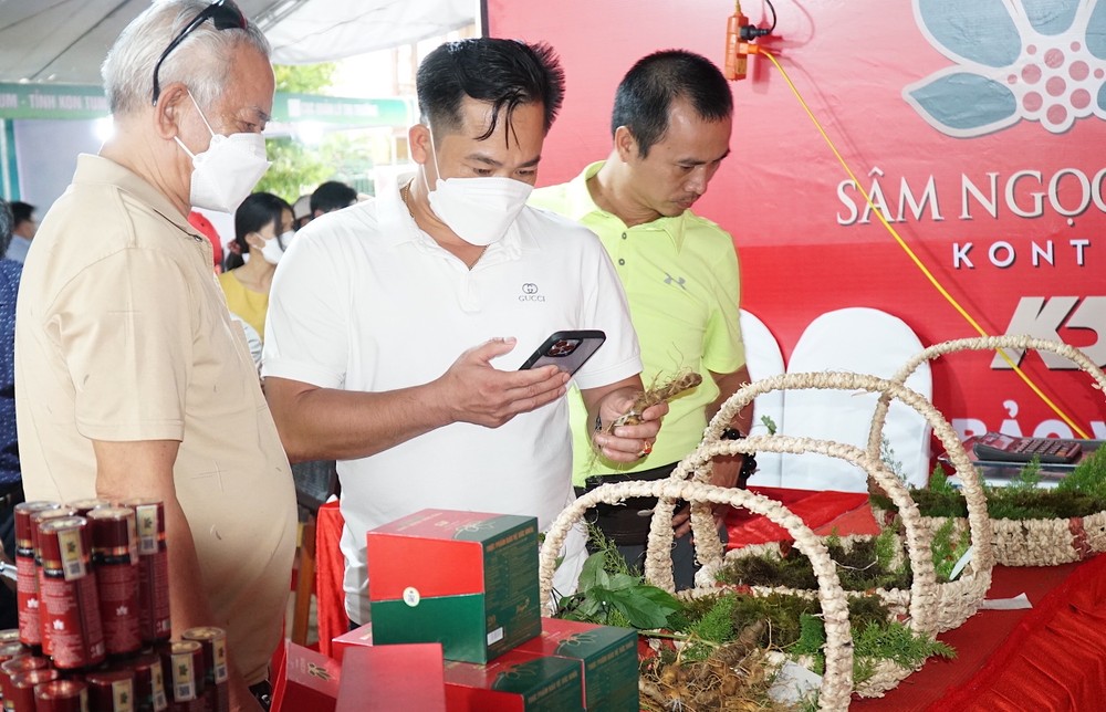 Customers find out information of Ngoc Linh ginseng at a fair