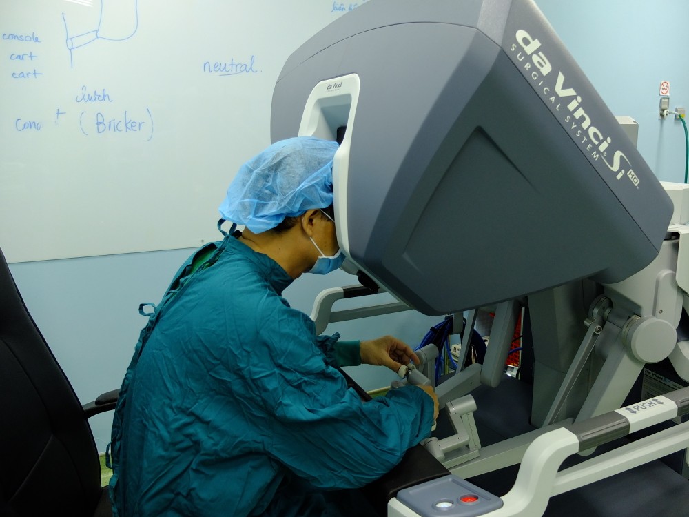 A surgeon in Binh Dan Hospital performs a robot-assisted surgery