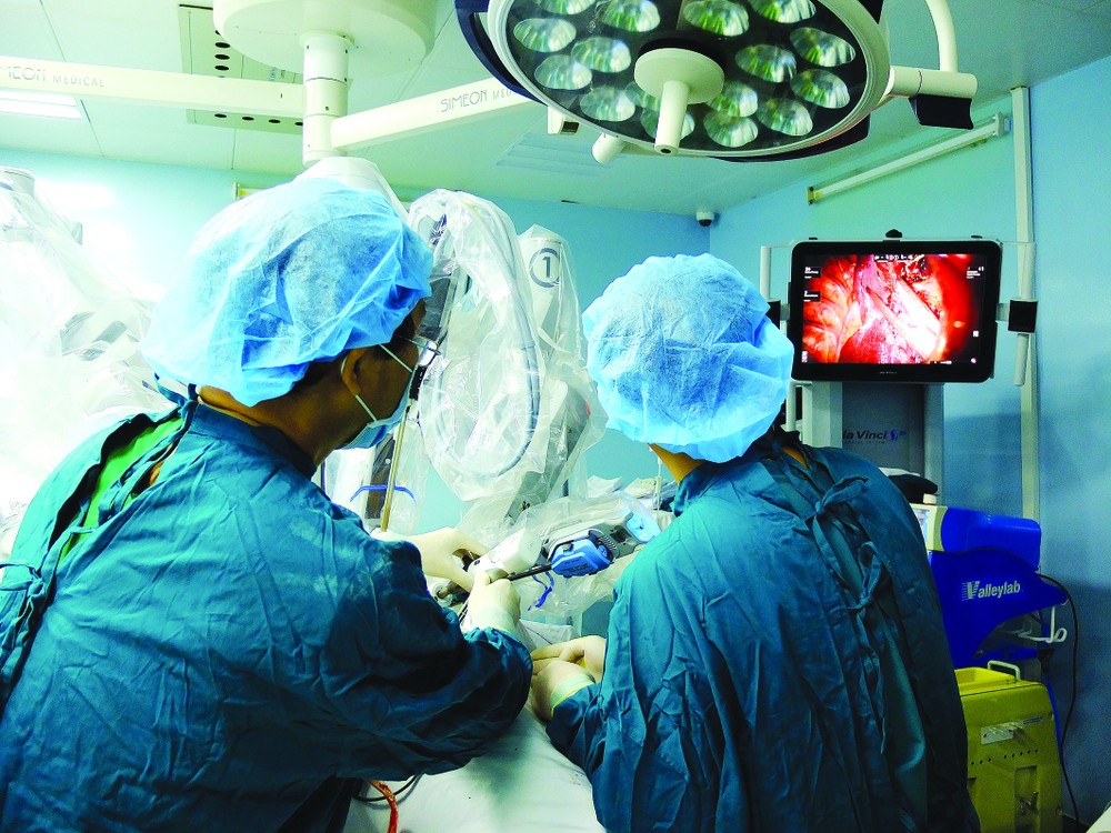 Two surgeons in Binh Dan Hospital performs a robot-assisted surgery
