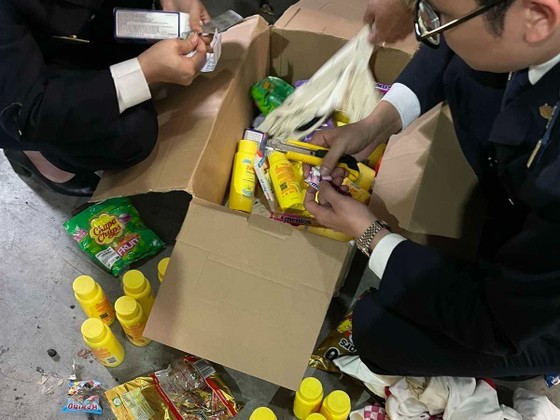 Customs officials detect drugs disguised under bags of chocolate candy ảnh 1