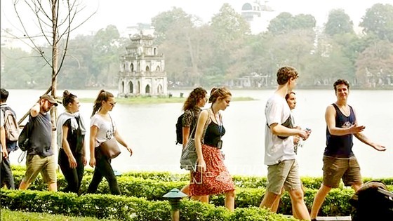 Foreign visitors to Hanoi (Illustrative photo: SGGP)