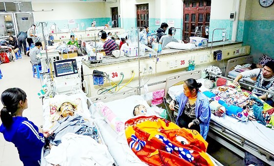 Frostbite drives elderly and children into hospitals ảnh 1